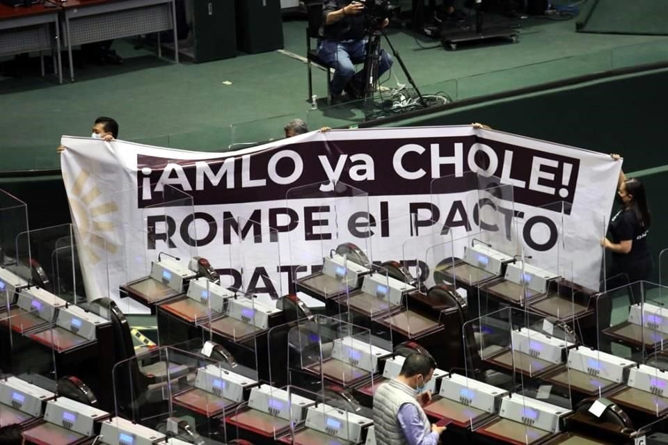 '¡AMLO ya Chole! ¡Rompe el Pacto Patriarcal!', decía la manta sostenida por los legisladores perredistas.