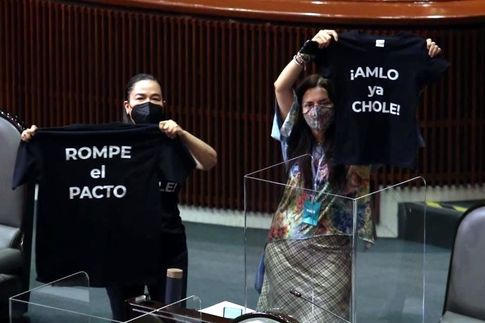 Las legisladoras del PRD portaron playeras negras también con la frase 'AMLO, ya Chole'.