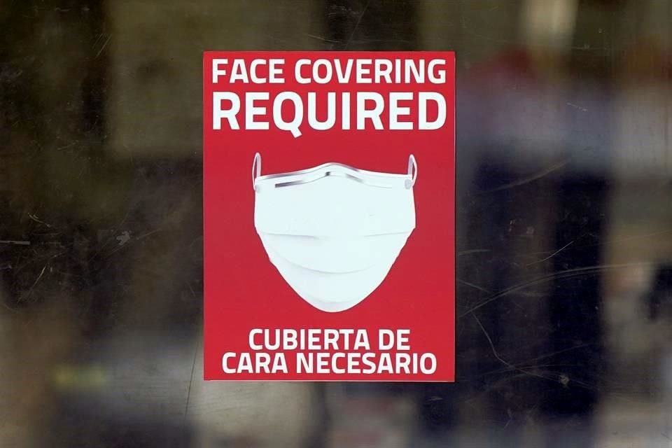 Un cartel afuera de una tienda en Texas que pide el uso de mascarilla.