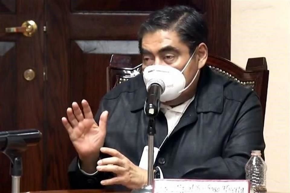 El Gobernador Barbosa en conferencia de prensa.