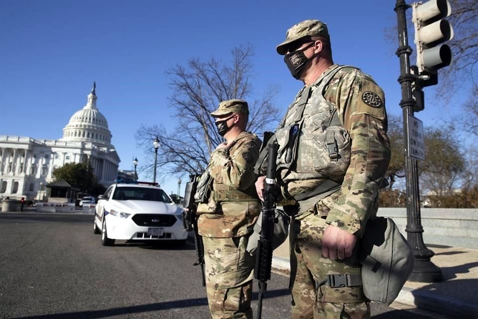 Miembros de la Guardia Nacional vigilan el exterior del Capitolio.