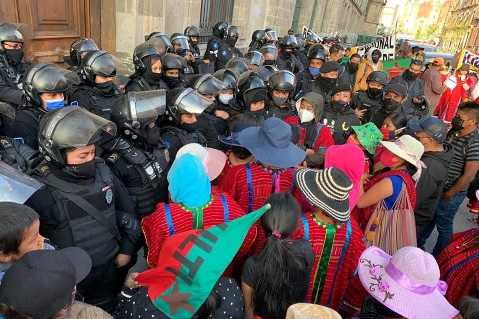 Los integrantes de la comunidad triqui llegaron hasta la Puerta 1 de Palacio Nacional.