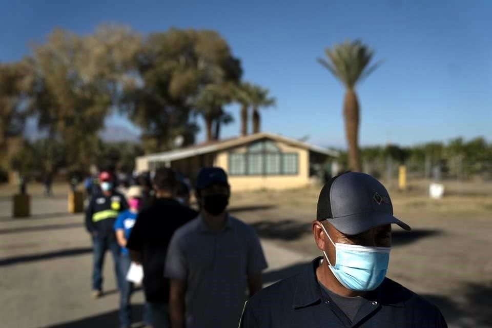 Trabajadores agrícolas hispanos hacen fila en enero para recibir la vacuna de Covid-19 en California.