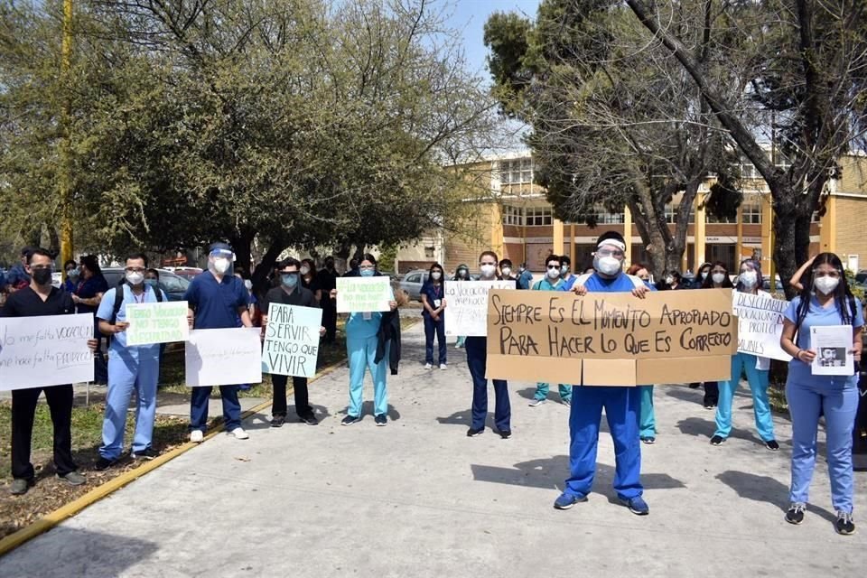 Con pancartas, los estudiantes de medicina exigieron mejores condiciones de seguridad.