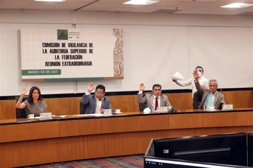 Rodríguez (segundo de izq a der)en la sesión de ayer en la que la Comisión de Vigilancia aprobó citar al auditor especial Caso.