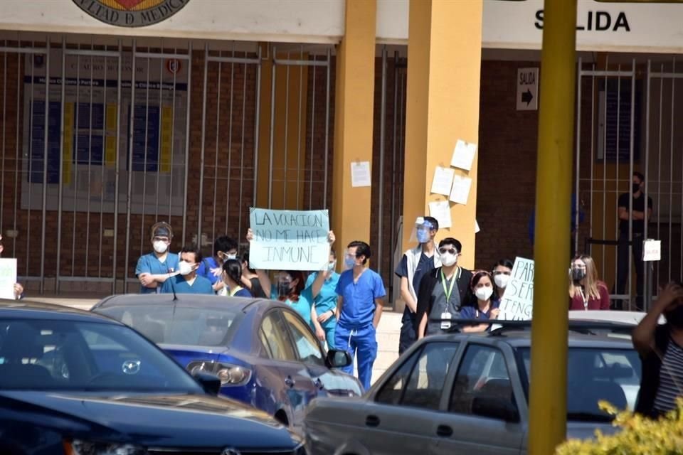 Cerca de las 12:00 horas, unos ocho estudiantes se separaron de la manifestacin para dialogar con los directivos del Hospital.