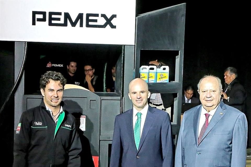 Checo Pérez con el ex director de Pemex, José Antonio González, y con el ex líder sindical, Carlos Romero Deschamps, cuando la petrolera era parte de sus patrocinadores en la F1.