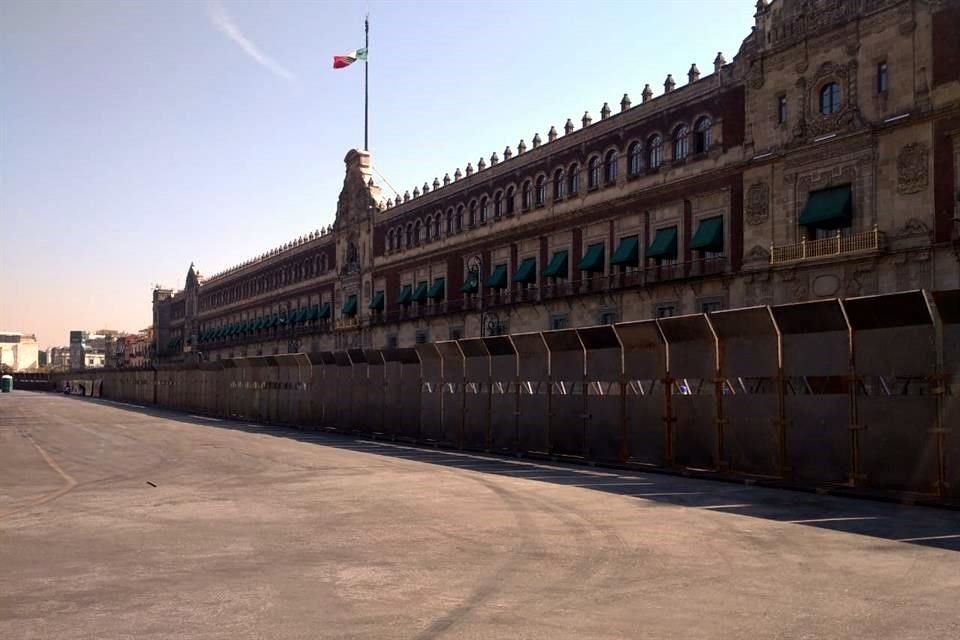 Vallas colocadas en el Palacio Nacional esta mañana.