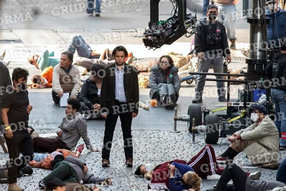 Únicamente una decena de personas estuvo acostada en el piso durante más de cinco horas; el doble del actor principal, Daniel Giménez Cacho permaneció en su posición.