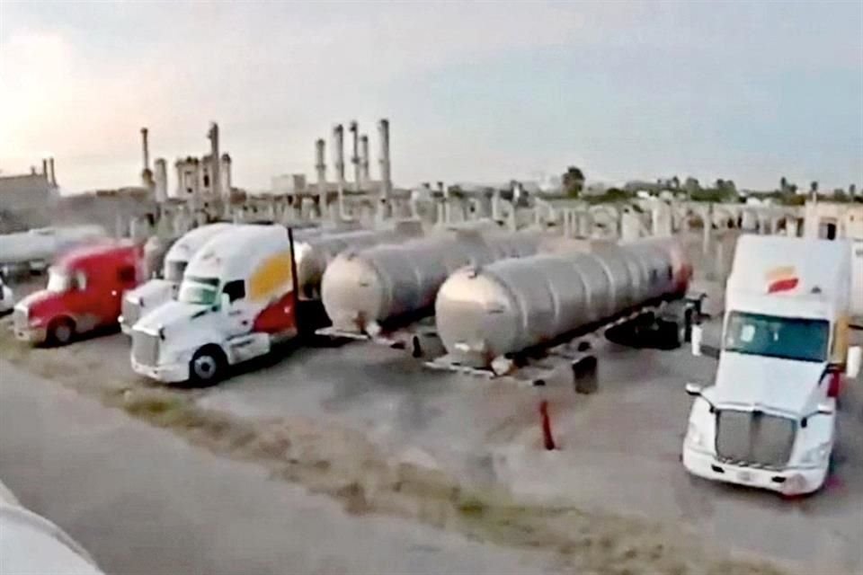 Combustible de contrabando que ingresa por Aduanas del norte del País alcanza las 1,700 pipas diarios, revela estudio de consejero de Pemex.