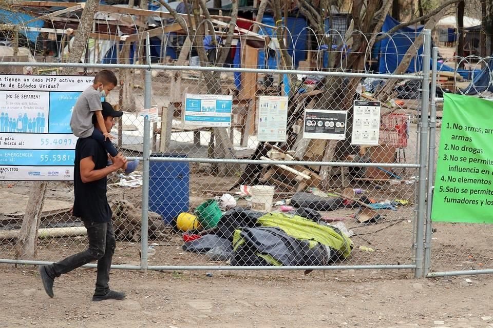 Una persona pasa frente a un campamento de migrantes que empezó a ser desmantelado en la Ciudad de Matamoros.
