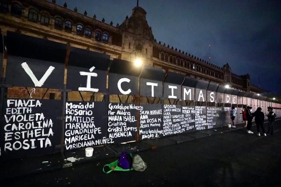 Mujeres escribieron al menos 250 nombres de víctimas en las vallas colocadas por el Gobierno.