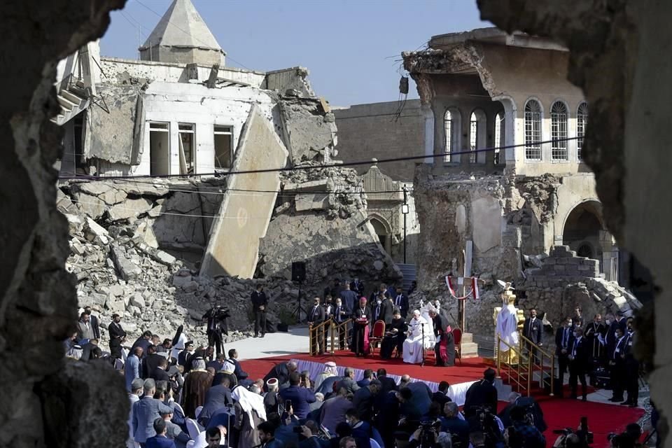 Ante la devastación que dejó el autodenominado Estado Islámico en la ciudad iraquí de Mosul, el Papa mandó un mensaje de ánimo para la reconstrucción y abogó por la paz.