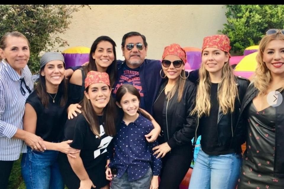 Félix Salgado publicó este domingo una foto en la que aparece en compañía de su esposa y sus hijas.