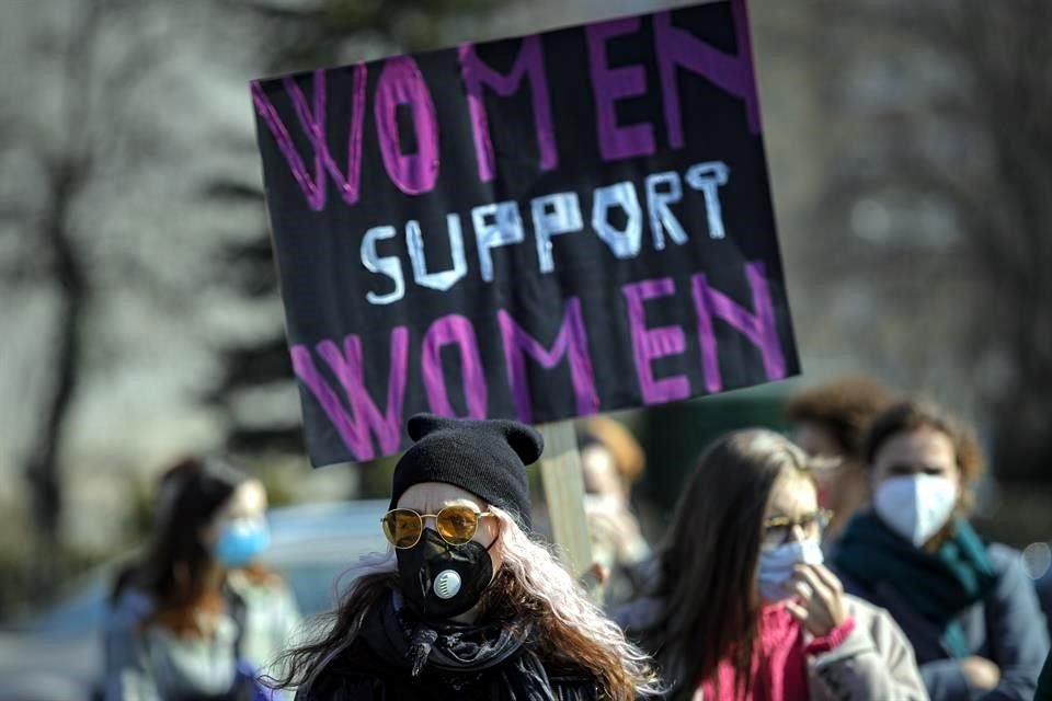 Mujeres participan en una marcha en Bucarest, Rumania.