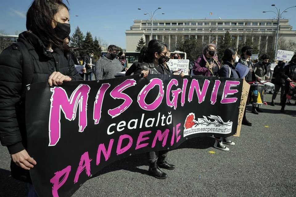 Mujeres sostienen una pancarta que dice 'La misoginia, la otra pandemia', durante una manifestación en Rumania.