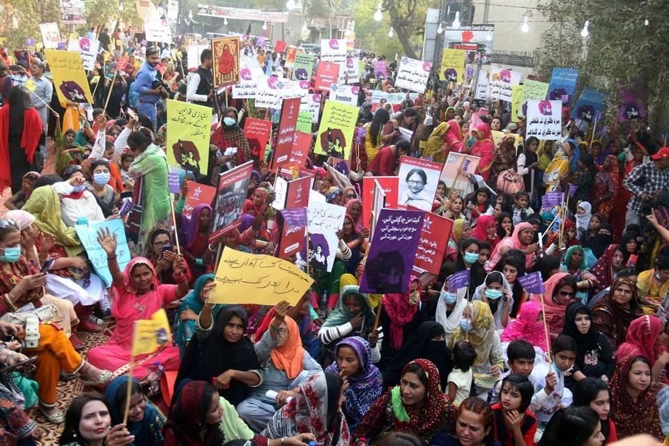 Mujeres participan en una manifestación en Hyderabad, Pakistán.