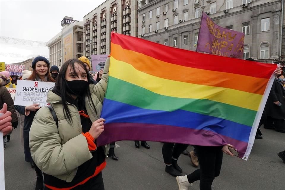 Activistas despliegan una bandera LGBT en Kiev, Ucrania.