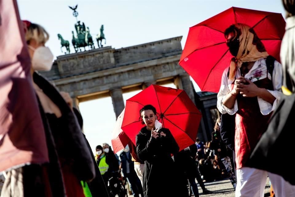 Activistas se manifiestan en Berlín, Alemania, por el Día Internacional de la Mujer.