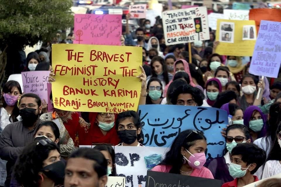 Activistas participan en una marcha en Karachi, Pakistán.