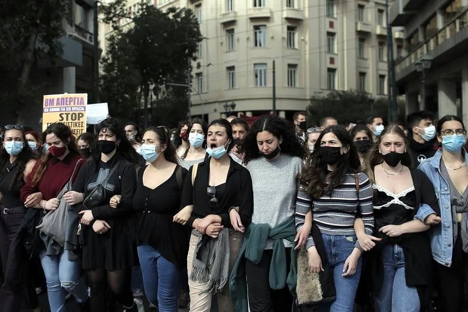 Mujeres se manifestaron frente al Parlamento en Atenas, Grecia.