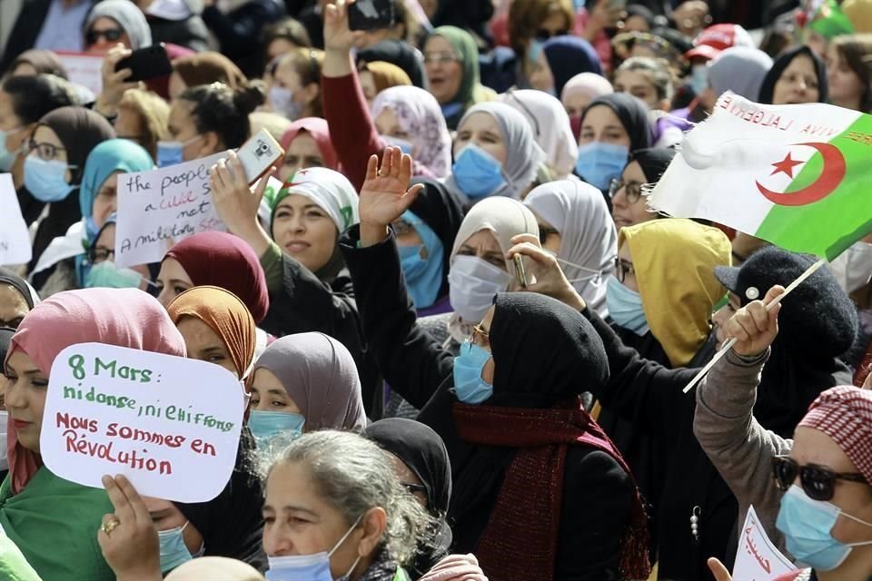 Mujeres marchan por el 8M en Argelia.