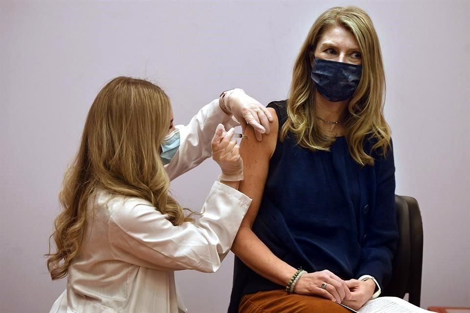 Una maestra recibe la vacuna contra el coronavirus en Hartford, Connecticut.