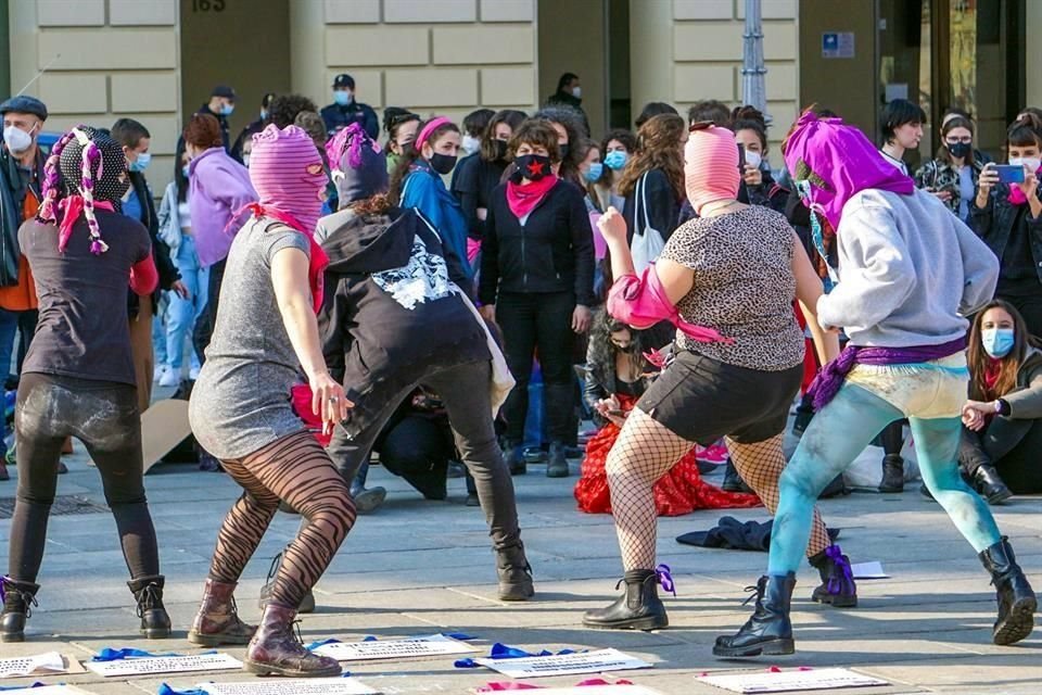 Activistas realizan un performance en Turin, Italia.
