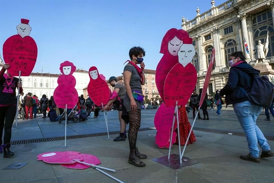 Manifestantes en Italia preparan un performance contra los feminicidios.