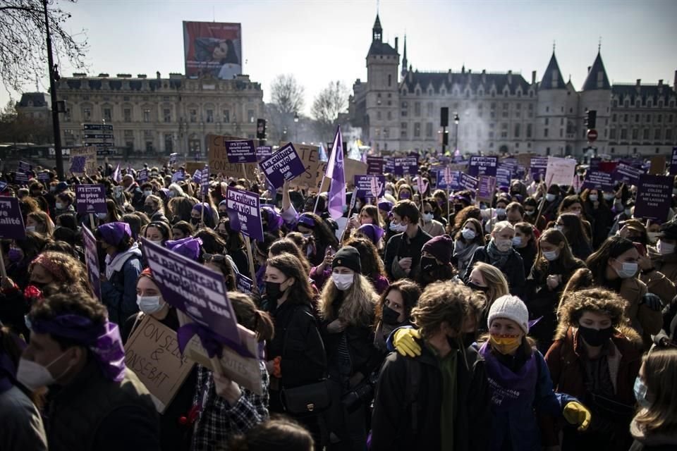 Manifestantes se reúnen en París para protestar por el Día Internacional de la Mujer.