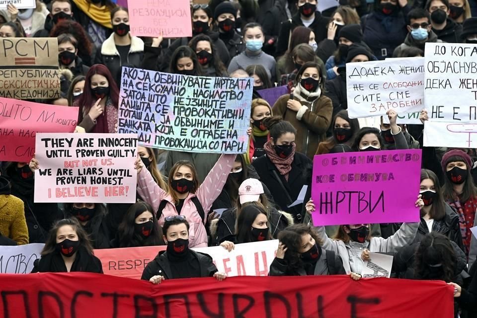 Mujeres se manifiestan contra la falta de acción de las autoridades ante la violencia machista, en Skopje, Macedonia del Norte.