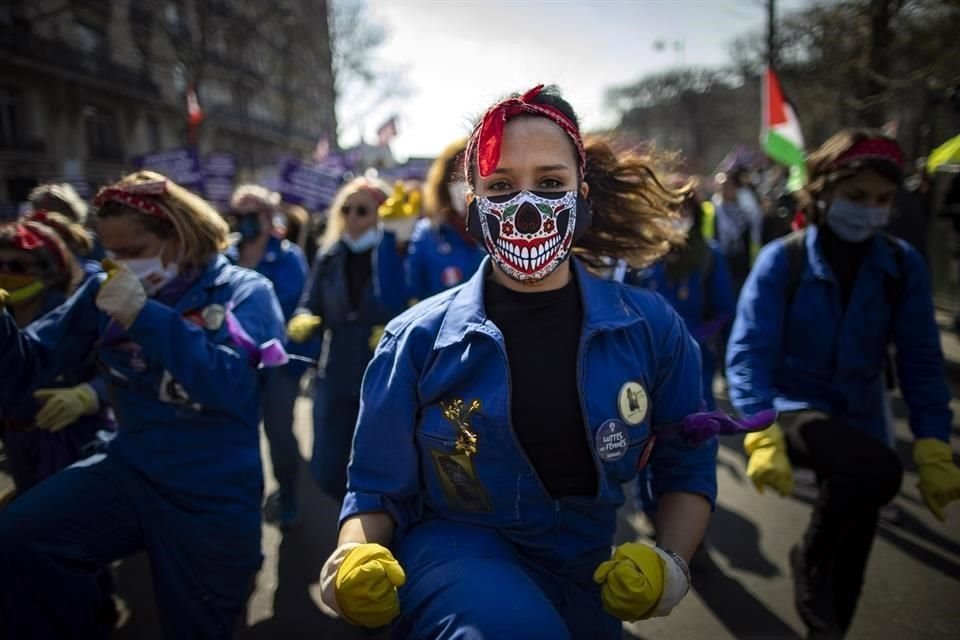 Mujeres realizan un performance de protesta en París.