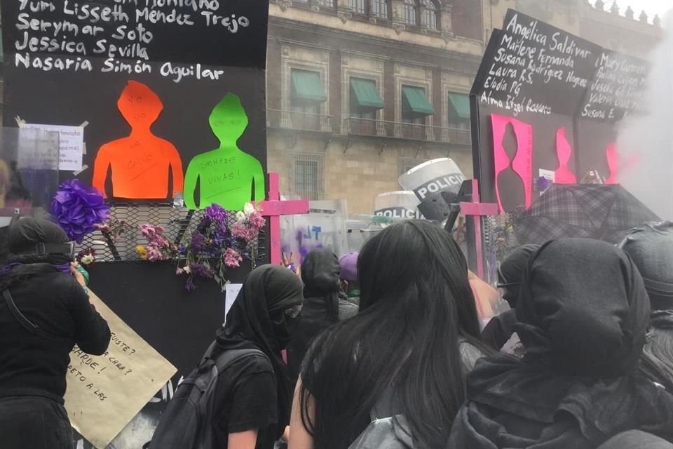 Mujeres se manifiestan en calles de la CDMX y varios contingentes arriban al Zócalo a protestar frente a muros metálicos que rodean Palacio.