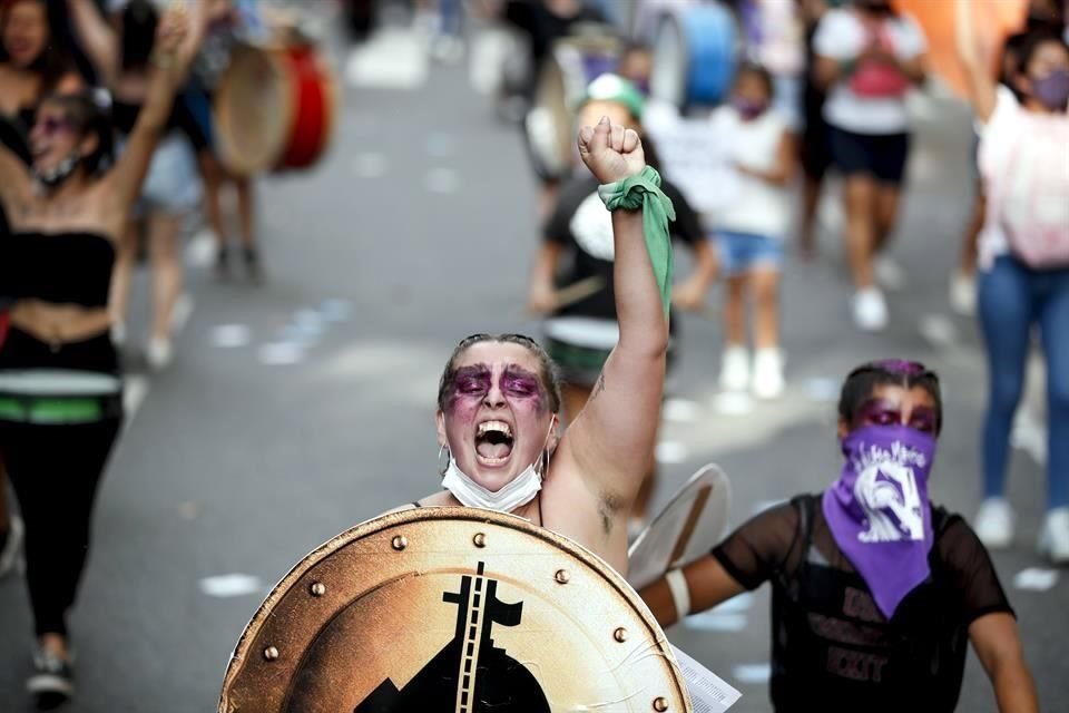 Mujeres salieron a marchar por las calles de Buenos Aires.