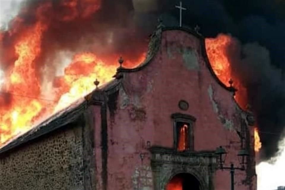 El Templo de Santiago Apóstol en la comunidad de Nurio, Michoacán, era conocido como la 'Capilla Sixtina purépecha' por la decoración de su policromo artesonado. Un incendió arrasó el sitio este año.