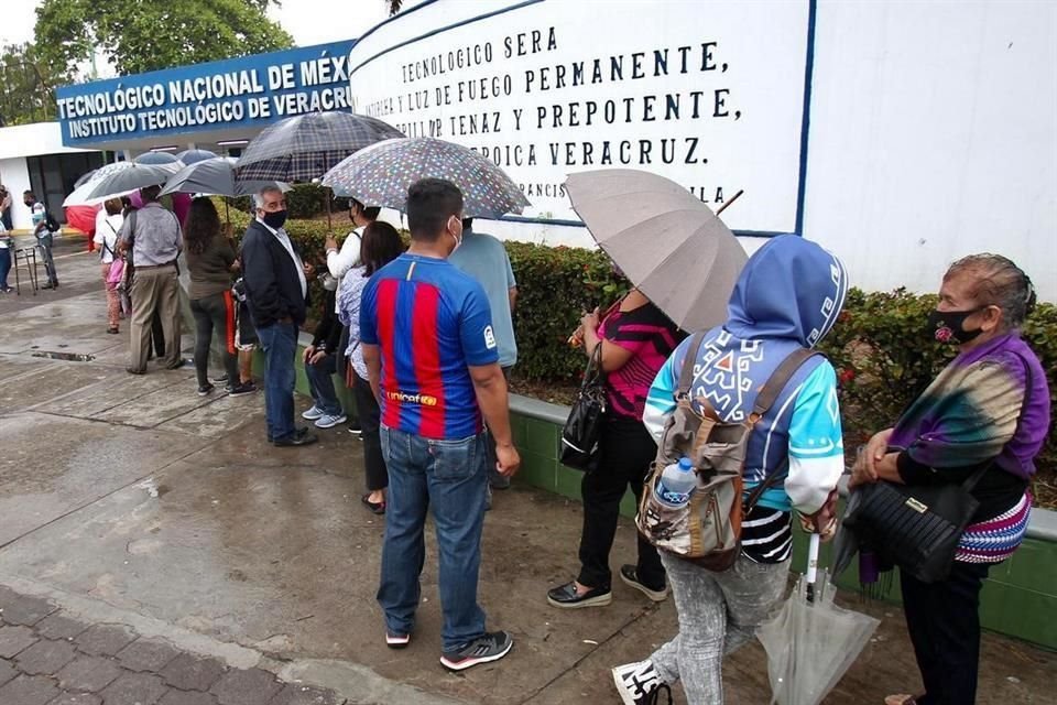 En Veracruz, las personas que esperaban para recibir una dosis de la vacuna fueron sorprendidos por la lluvia.
