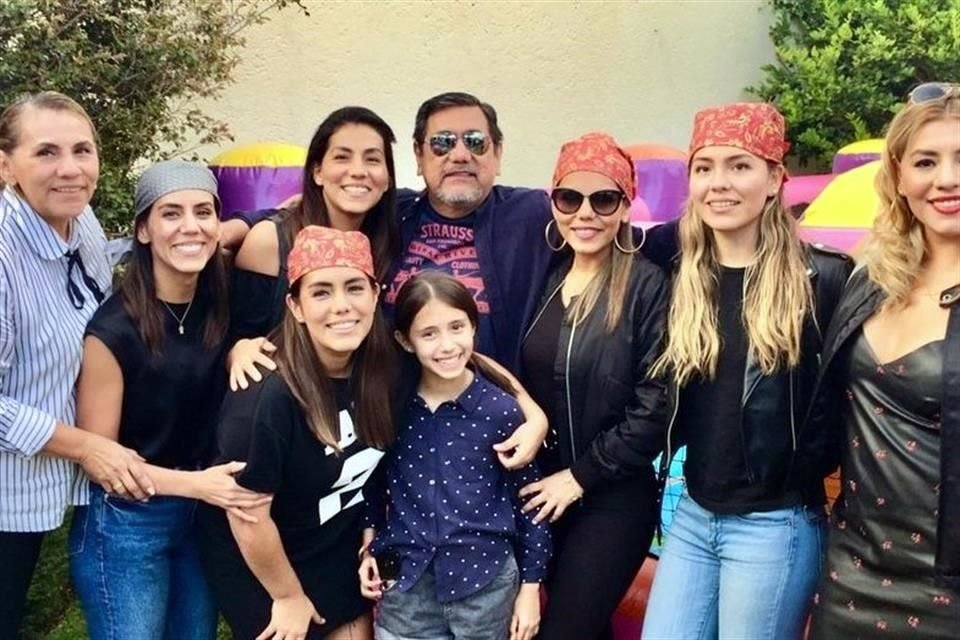 Félix Salgado aprovecho la conmemoración del 8 de marzo para destacar la lucha por los derechos de la mujer, y subió a sus redes sociales una foto junto a su esposa y sus hijas.