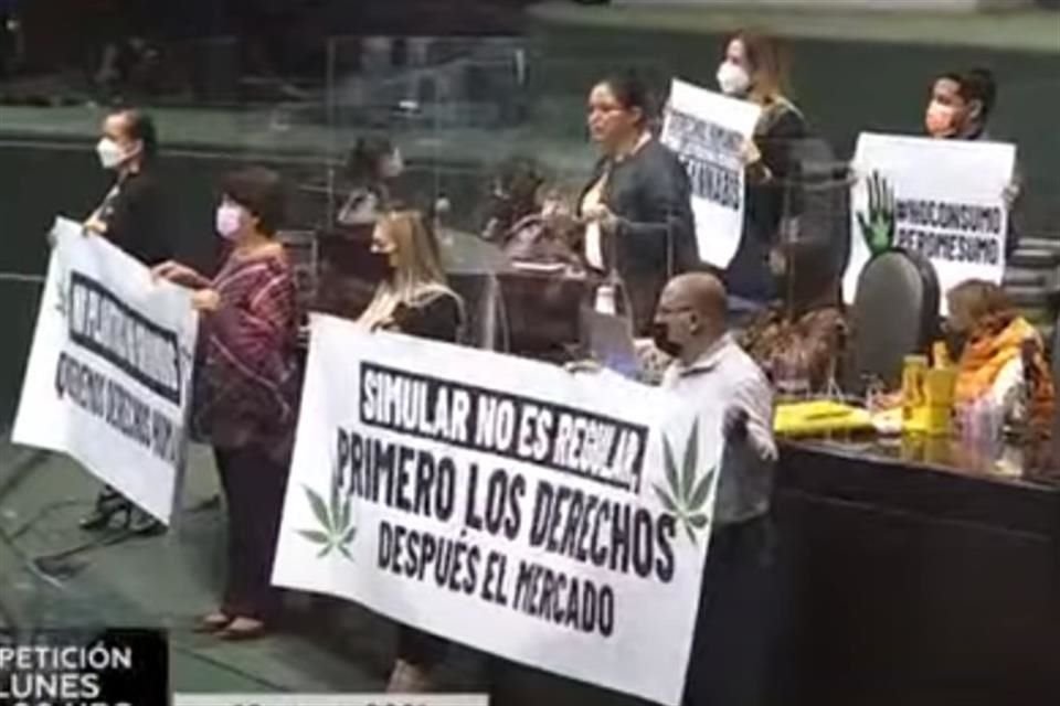 Diputados de Morena despliegan mantas en la tribuna 'Ni plantas ni gramos, queremos derechos humanos', 'Simular no es regular, primero los derechos después el mercado'.