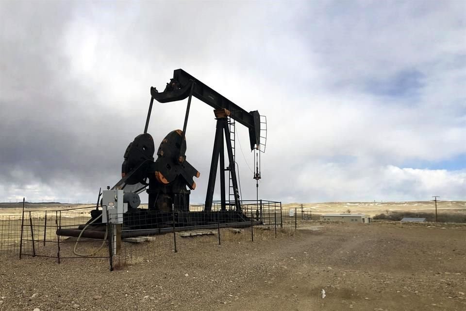 Los encuestados esperan que el precio del petróleo en Estados Unidos se sitúe en 61 dólares por barril a finales de año.