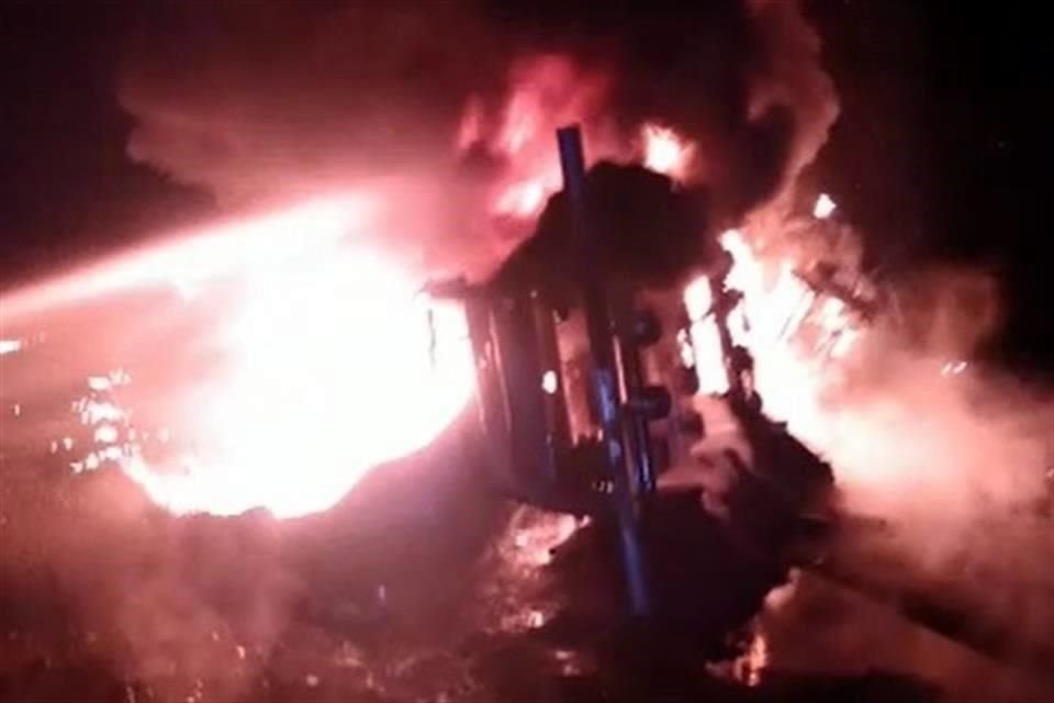 Tras el impacto con el camión la pipa se incendió.
