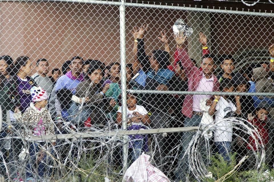 Un récord de 3 mil 500 menores migrantes están detenidos en celdas de Patrulla Fronteriza de EU y esperan en promedio 107 horas, informó WP.