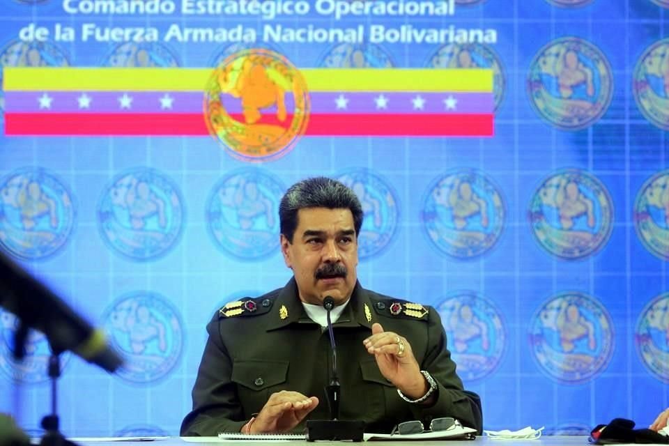 El Presidente venezolano Nicolás Maduro ha estado entregando en silencio decenas de estaciones de gasolina en ruinas en todo el país a empresarios locales.