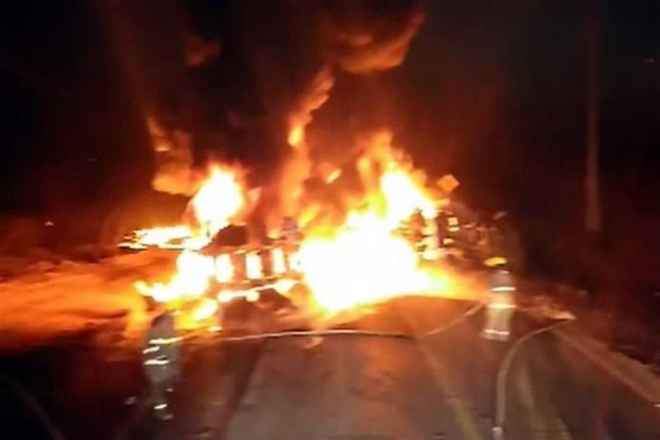 La pipa con su autotanque, con una capacidad 40 mil litros de combustible, se incendió tras el choque y el fuego envolvió a las dos personas que viajaban en la unidad.