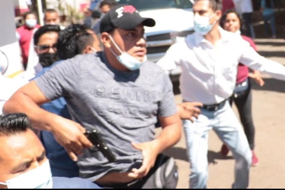 Operadores de Bienestar recibieron con armas cortas a pobladores que protestaban por suspensión de vacunación en Valles Centrales, Oaxaca.