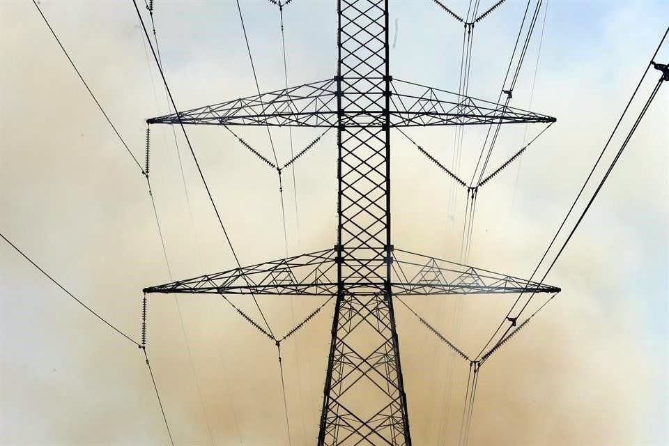 El juez Rodrigo de la Peza concedió 11 amparos a empresas privadas que suspenden los efectos de la reforma eléctrica, la cual favorece a la CFE.