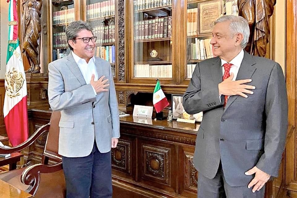 Monreal (izquierda) planteó que las calificadoras necesitan regularse.