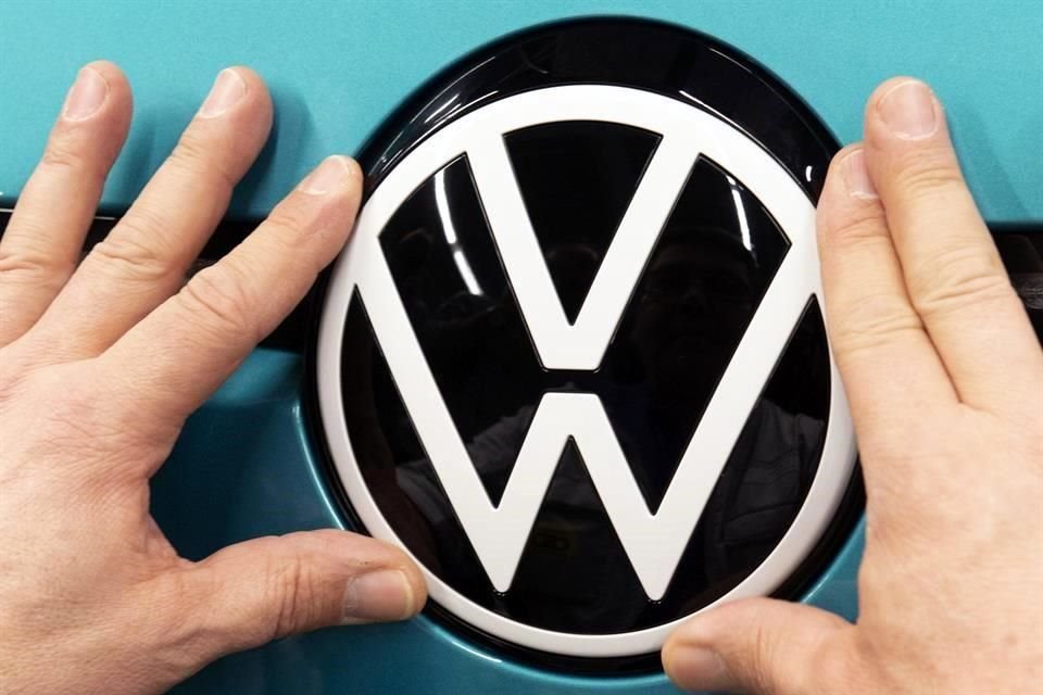 Volkswagen estima que la producción de autos en EU se normalice hasta la segunda mitad de 2022.
