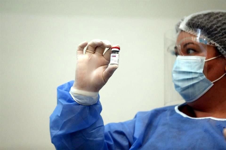 Una trabajadora de salud en Tbilisi, Georgia, muestra una dosis de la vacuna de AstraZeneca.