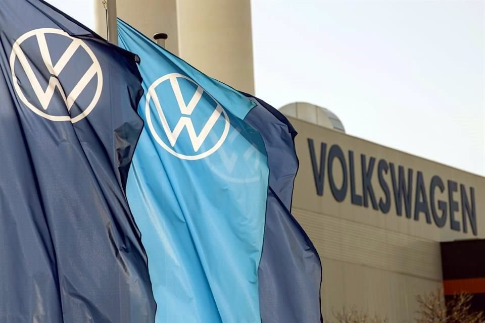 Las acciones de VW subieron hasta 29 por ciento en la Bolsa de Fráncfort.