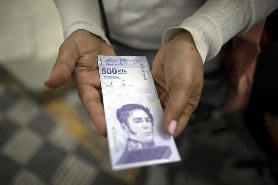 Los billetes de 500 mil y un millón de bolívares suman en conjunto menos de un dólar.